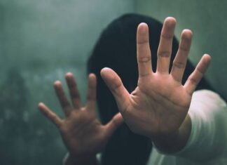 Seorang ayah nekat menggauli anak tirinya