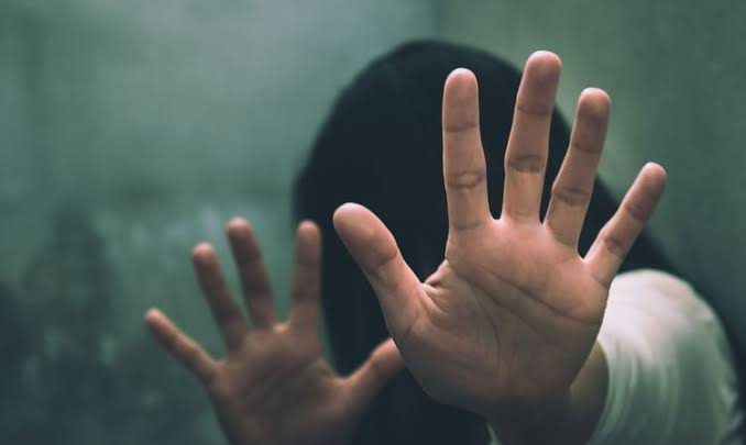 Seorang ayah nekat menggauli anak tirinya