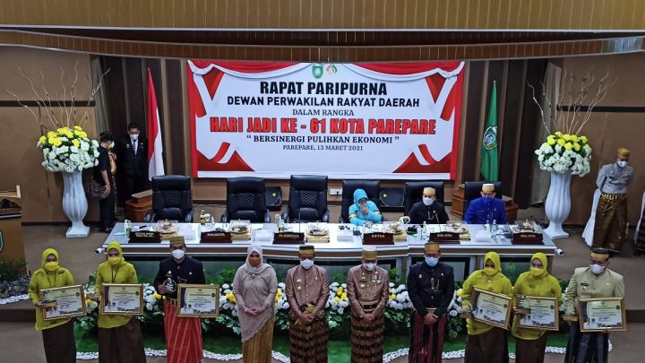 Taufan Pawe Berikan Penghargaan Terhadap Enam SKPD Kota Parepare