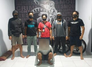 pura pura membeli rokok pria ini nekat gasak hp di warung kios