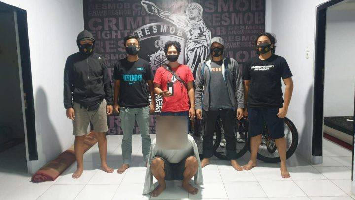 pura pura membeli rokok pria ini nekat gasak hp di warung kios