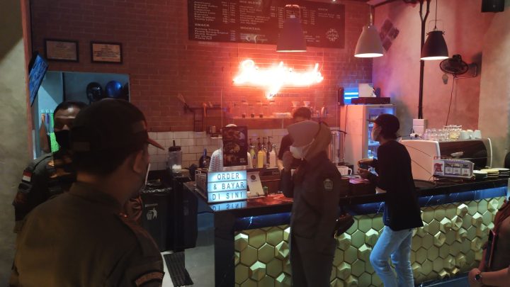 Satuan Polisi Pamong Praja Parepare Gelar Sosialisasi Terkait Surat Edaran sosialisasi terkait surat edaran di sejumlah cafe, Warkop dan Rumah Makan