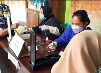 ratusan pedagang pasar senggol mengikuti vaksin