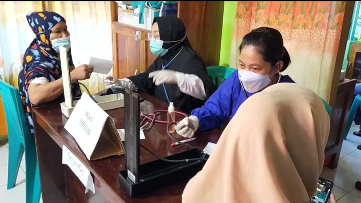 ratusan pedagang pasar senggol mengikuti vaksin
