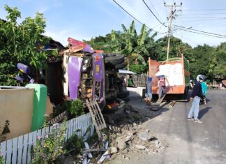 Satu buah mobil Truk bermuatan beras mengalami lakalantas yang diduga mengalami rem blong sehingga menimpa 1 rumah warga sekitar pukul 14.00 WITA di jalan Andi Mappagulung, Kecamatan Soreang. Rabu, 21 April 2021.