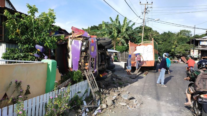 Satu buah mobil Truk bermuatan beras mengalami lakalantas yang diduga mengalami rem blong sehingga menimpa 1 rumah warga sekitar pukul 14.00 WITA di jalan Andi Mappagulung, Kecamatan Soreang. Rabu, 21 April 2021.