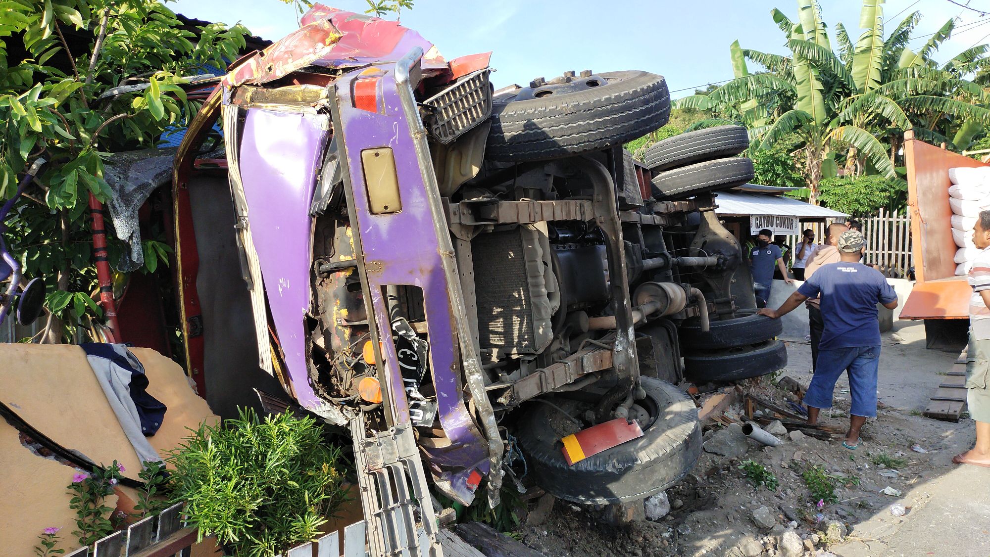 Rem Blong! Satu Rumah Ditimpa Mobil Truk Bermuatan Beras