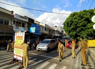Terkini,id. Parepare - kecamatan Soreang melakukan ngabuburit dengan membagikan masker kepada pengendara roda dua maupun roda empat di jalan Andi Makkasau , Kecamatan Soreang. Senin, 26 April 2021.