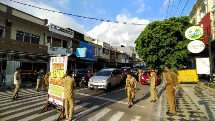 Terkini,id. Parepare - kecamatan Soreang melakukan ngabuburit dengan membagikan masker kepada pengendara roda dua maupun roda empat di jalan Andi Makkasau , Kecamatan Soreang. Senin, 26 April 2021.