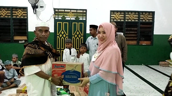 Terkini,id. Parepare - Seller Ms glow Parepare melakukan kegiatan berbagi ramadhan di salah satu Pondok Pesantren di kota Parepare. Kamis, 22 April 2021.