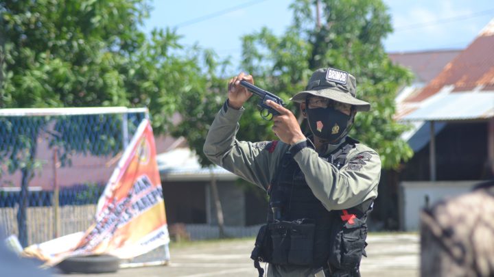 Polres Parepare Gelar Uji Latihan Menembak Di Mako Brimob Batalyon B Pelopor Parepare Terkini,id. Parepare - Untuk mengasah dan meningkatkan kemampuan ratusan personil polres parepare gelar uji latihan menembak dilapangan tembak mako brimob batalyon B pelopor parepare, Kamis, 27 Mei 2021.