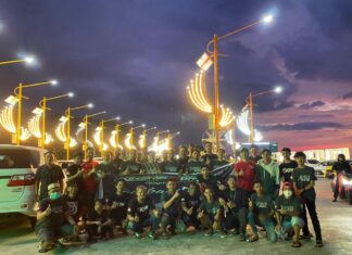 Terkini,id. Parepare - Komunitas mobil Khinsip In Driving Club (KIDC) melaksanakan pembagian takjil gratis kepada pengguna jalan yang melintas di jalan Mattirotasi, Kecamatan Bacukiki barat. Sabtu, 1 Mei 2021.