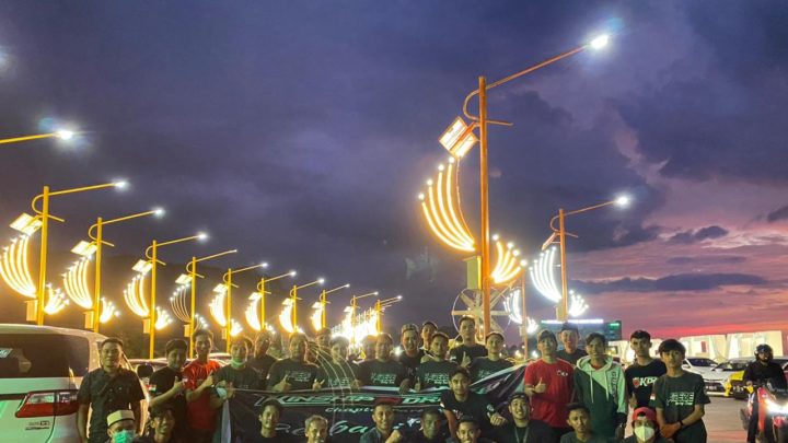 Terkini,id. Parepare - Komunitas mobil Khinsip In Driving Club (KIDC) melaksanakan pembagian takjil gratis kepada pengguna jalan yang melintas di jalan Mattirotasi, Kecamatan Bacukiki barat. Sabtu, 1 Mei 2021.