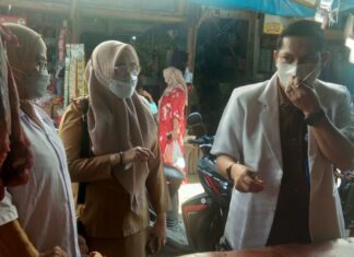 Terkini,id. Parepare - Dinas perikanan, kelautan dan pertanian kota Parepare melakukan pantauan dan pengawasan di pasar Lakessi, Kecamatan Soreang. Selasa, 4 Mei 2021