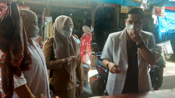 Terkini,id. Parepare - Dinas perikanan, kelautan dan pertanian kota Parepare melakukan pantauan dan pengawasan di pasar Lakessi, Kecamatan Soreang. Selasa, 4 Mei 2021