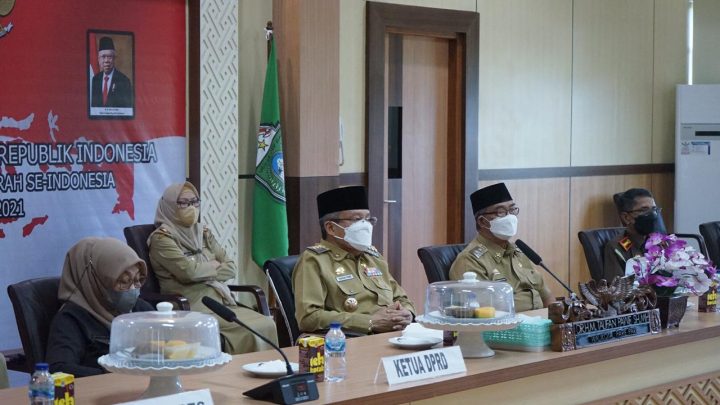 Wali Kota Parepare Taufan Pawe mengikuti pengarahan Presiden RI