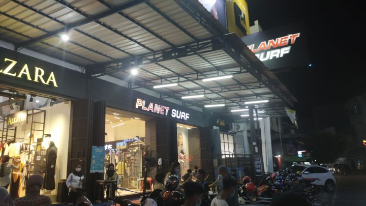 Terkini,id. Parepare - Satuan Polisi Pamong Praja (Satpol PP) Kota Parepare kembali melakukan operasi patuh protokol kesehatan ke sejumlah cafe, warkop, resto, maupun berbagai pelaku usaha lainnya, Sabtu malam 8 Mei 2021.