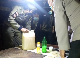 Terkini,id. Parepare - Aparat Satpol PP bersama TNI-POLRI, menemukan puluhan Liter Minuman keras Tradisional jenis Ballo pada bulan ramadhan di kecamatan Bacukiki, Kota Parepare. Jumat, 30 April 2021.