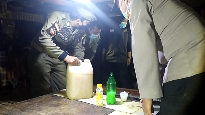 Terkini,id. Parepare - Aparat Satpol PP bersama TNI-POLRI, menemukan puluhan Liter Minuman keras Tradisional jenis Ballo pada bulan ramadhan di kecamatan Bacukiki, Kota Parepare. Jumat, 30 April 2021.