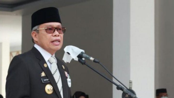 Taufan Pawe Ajak Camat dan Lurah Intens Pantau Pasien Isman Taufan Pawe