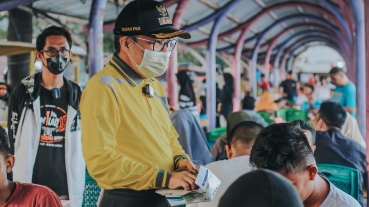 Selain Bersepeda,Taufan Pawe Juga Sosialisasi Prokes dan Bagi Masker Berbagi masker
