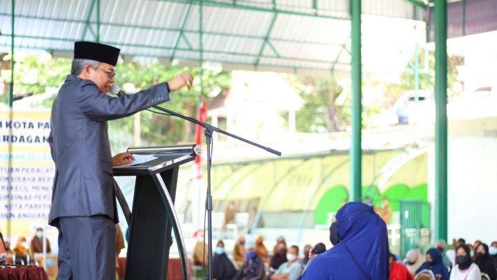 Di Depan Penerima Bantuan, Taufan Pawe Sosialisasi Pentingnya Vaksin Covid-19 Covid-19