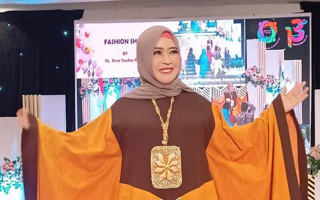 Baju Rancangan Erna Rasyid Taufan Ditampilkan dalam Fashion Show Milad FCC ke-13 Erna Taufan