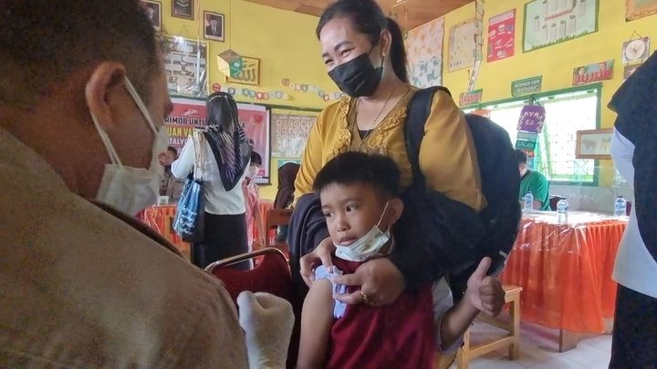 Vaksin Covid-19 Bagi Anak Usia 6-11 Tahun Dimulai, Sejumlah Orang Tua Siswa Antusias Dampingi Anaknya Covid-19