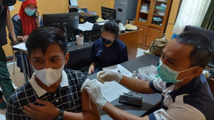 Bergerak Secara Massif, Kepala DPMPTSP Ajak Stafnya Sosialisasikan Vaksin Covid-19 di Lingkungan Tetangga Pemkot Parepare