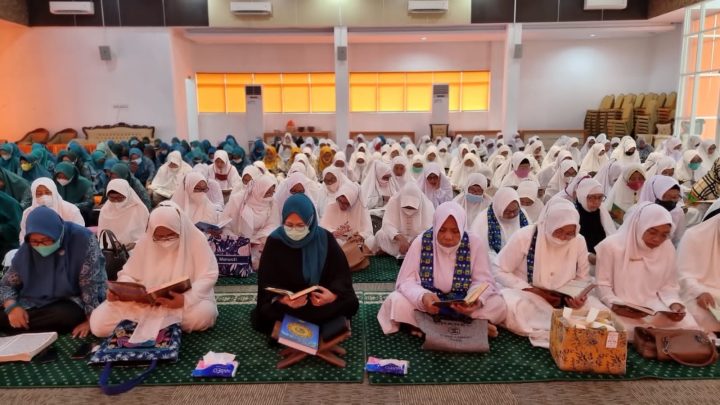 Eratkan Organisasi yang Dipimpinnya Bumikan Alquran, Erna Rasyid Taufan Gelar Khatam Quran Pemkot Parepare