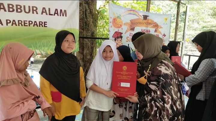 Erna Rasyid Taufan Ajarkan Anak SDIT KH Ahmad Dahlan Pentingnya Bersyukur Pada Momentum Penerimaan Rapor Pemkot Parepare