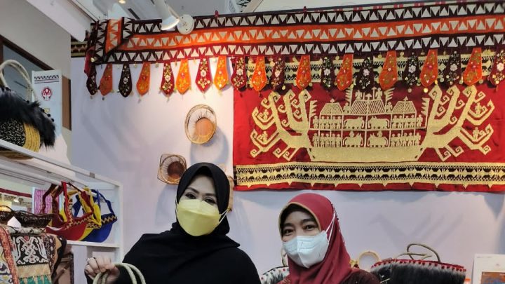 Berkeliling Stand Pameran Kriya Nusa 2022, Erna Rasyid Taufan Puji Kreativitas Kerajinan Sejumlah Daerah Pemkot Parepare