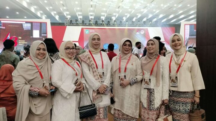 Akrabnya Erna Rasyid Taufan Bersama Para Ketua TP PKK Saat Hadiri Puncak HUT PKK di Medan