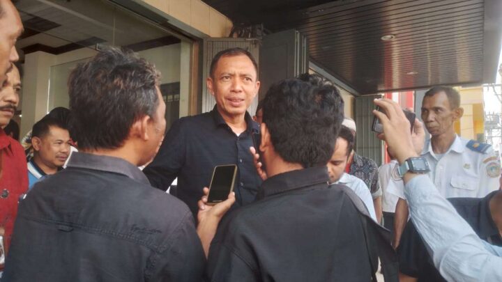 Tiba di Parepare, Penjabat Wali Kota Parepare Langsung Shalat Dhuhur di Masjid Raya Pemkot Parepare