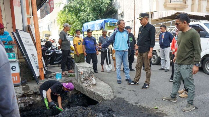Antisipasi Banjir dan Genangan Air di Musim Hujan, Pemkot Parepare Lakukan Pengerukan dan Penyemprotan Drainase Akbar Ali
