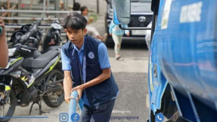 Perumda PAM Tirta Karajae Sikapi Asuan Masyarakat Melalui Penyaluran Air Melalui Mobil Tangki