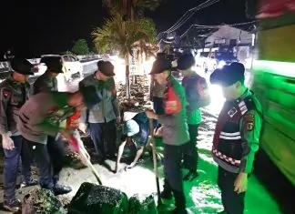 Tim SAR Batalyon B Pelopor Polda Sulsel Bergerak Bersama Urai Kemacetan Poros Barru polda sulsel