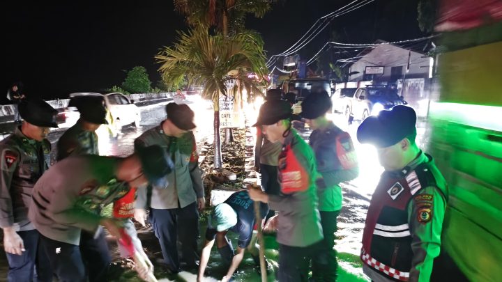 Tim SAR Batalyon B Pelopor Polda Sulsel Bergerak Bersama Urai Kemacetan Poros Barru Tim Sar Brimob