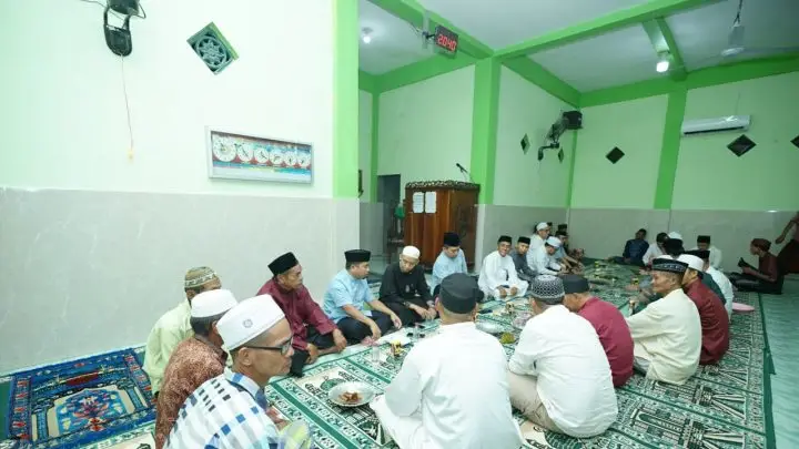 Safari Ramadan Hari ke-27, Tasming Hamid Salat Berjamaah dan Serahkan Bantuan Masjid Kota parepare